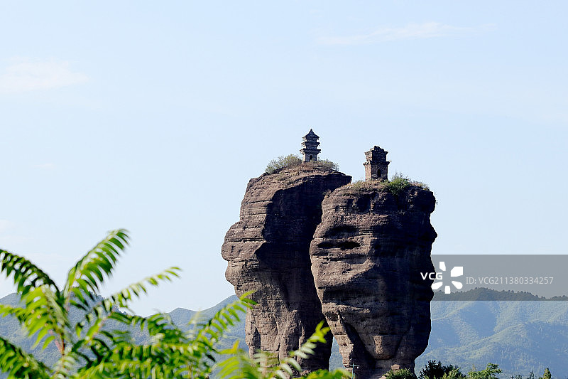 河北承德双塔山和岩柱之上的古塔图片素材