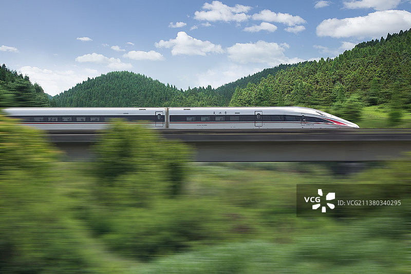 绿色山中森林与高铁高速列车图片素材