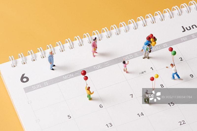 微缩创意六一儿童节正在给孩子买气球的家长图片素材