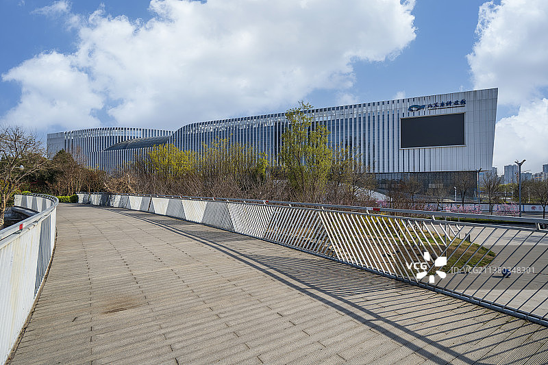 中国山东省科技馆新馆，从人行桥上拍摄图片素材
