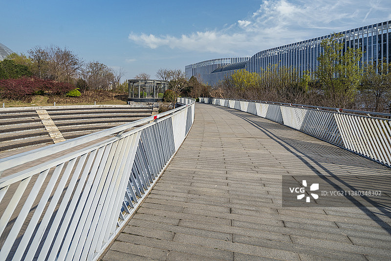 中国山东济南西部新城人行桥上图片素材