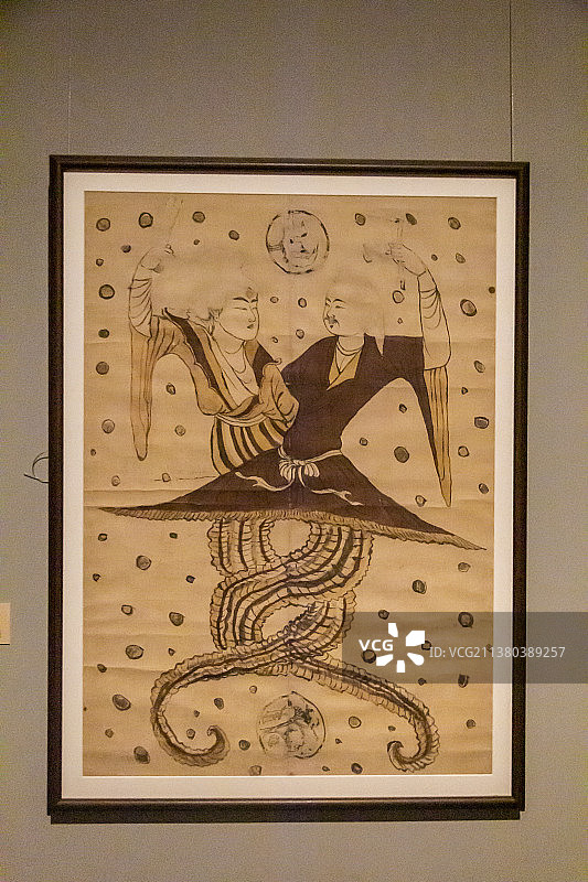 唐人伏羲女娲像立幅（唐，新疆吐鲁番地区采集，中国国家博物馆藏。画中伏羲、女娲皆人首蛇身，上身相拥）图片素材