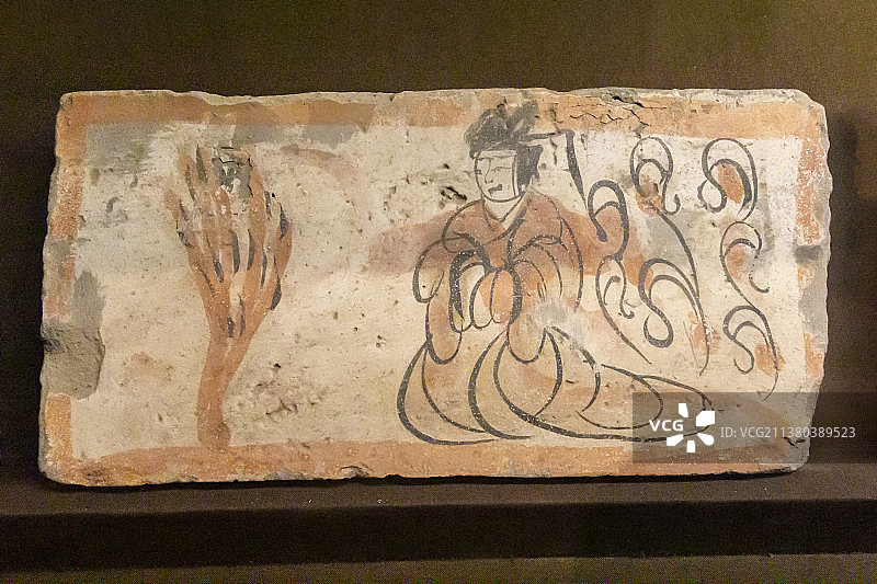 西王母画像砖（魏晋，甘肃省高台县骆驼城南墓群出土，高台县博物馆藏。画面女性端坐，头束高髻，背有云气）图片素材