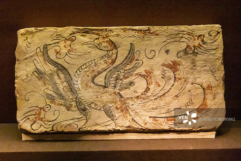 朱雀画像砖（西晋，金昌市博物馆藏。中央彩绘朱雀，头顶翎毛，威视前方，大展双翼，尾上翘，被云气环绕）图片素材