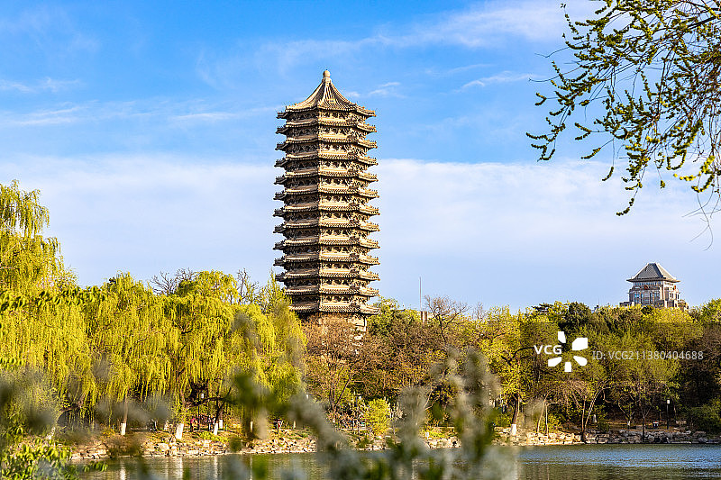 北京大学未名湖与两大高楼：博雅塔与王克桢大楼图片素材