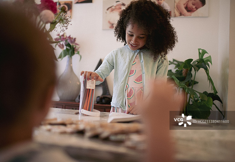 面带微笑的女孩在餐桌旁涂色图片素材