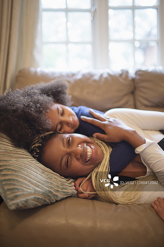 快乐母女客厅沙发依偎图片素材