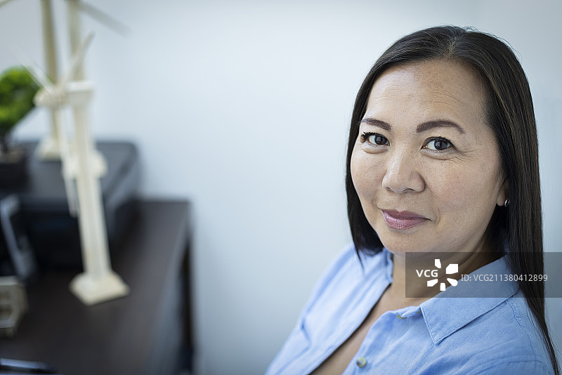 办公室里微笑的女工程师肖像图片素材