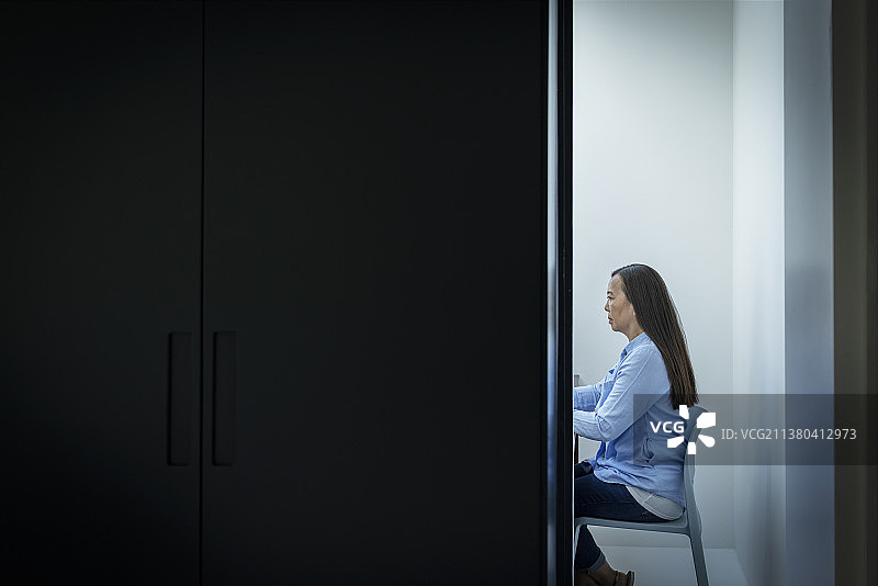 在办公室门口工作的女商人图片素材