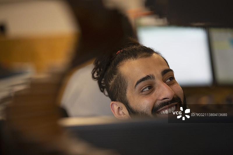 微笑的商人望向办公室远方图片素材