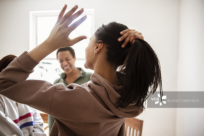 年轻女子将头发扎成马尾图片素材