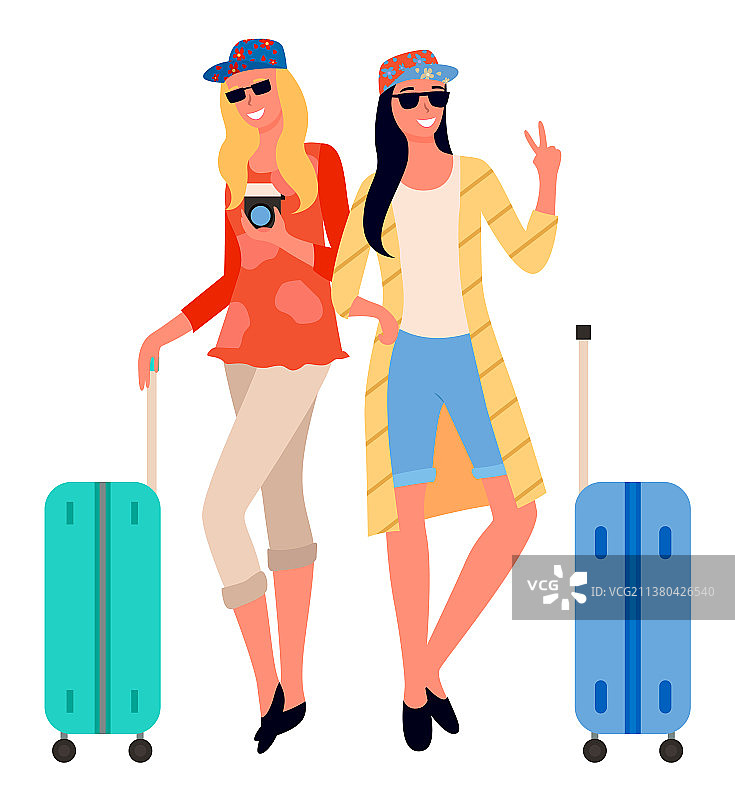 旅行中的朋友：摆姿势拍照的女人图片素材