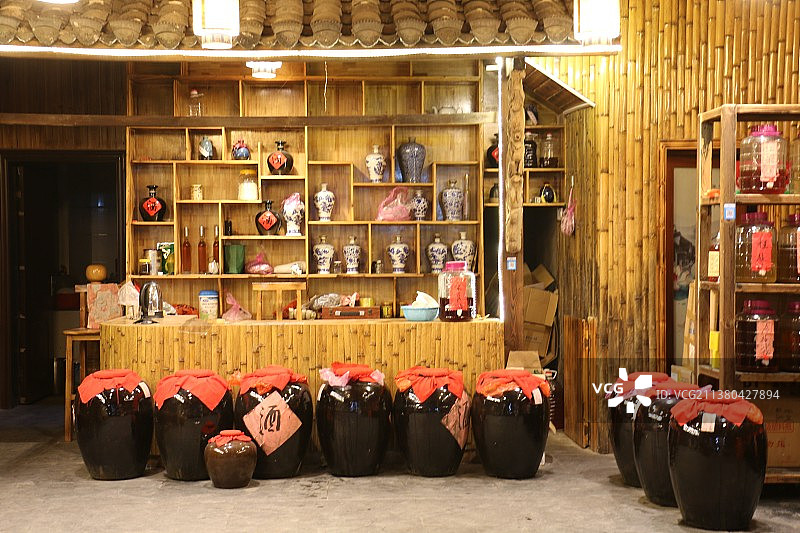 摆放很多酒的屋子图片素材