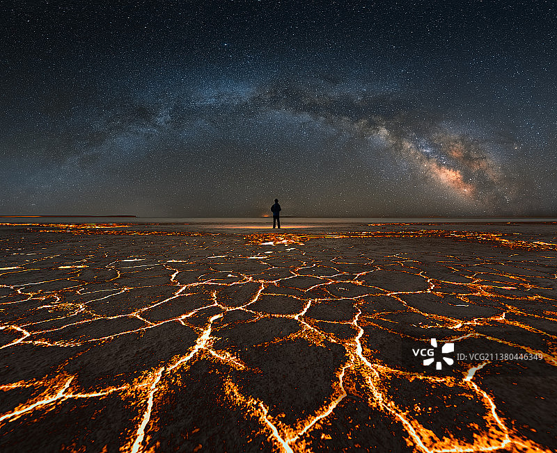 星空下的火焰裂纹图片素材