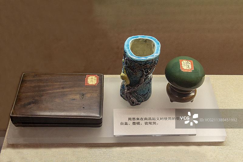 中国人民革命军事博物馆文物：周恩来在南昌起义时使用的瓷印台盒、墨砚、瓷笔筒图片素材