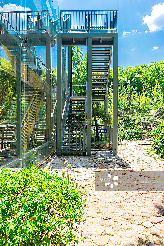 中国城市现代建筑拍摄主题，玻璃房子外立面的铁质金属楼梯安全通道，户外白昼无人图像摄影图片素材