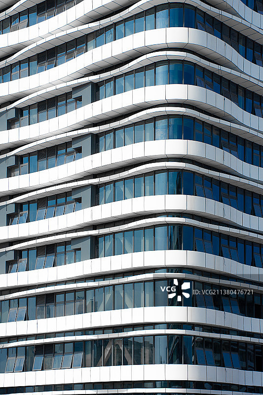 蓝天下简约现代铝板建筑外立面图片素材