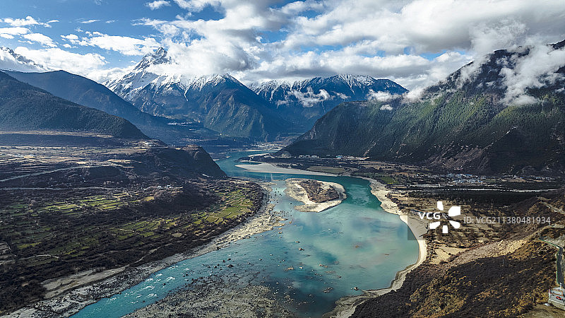 雅鲁藏布江远处云雾缭绕的雪山图片素材