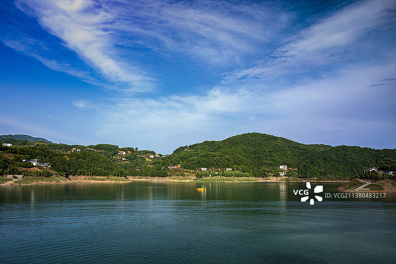 瀛湖初夏，蓝天白云下的瀛湖水一片湛蓝，黄色的渡船在湖中穿梭。图片素材