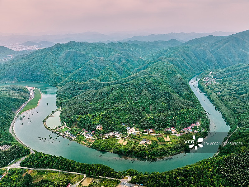 皖南川藏线石壁晓雾景点图片素材