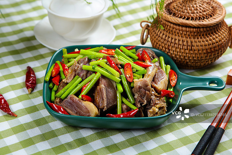 诱人蒜苔炒腊鸭腿图片素材