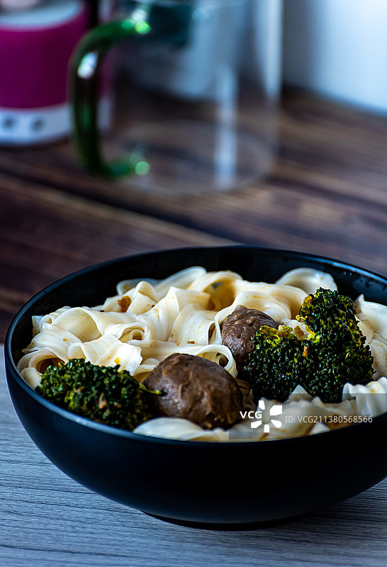 放在桌上的一碗西红柿牛肉丸刀削面图片素材