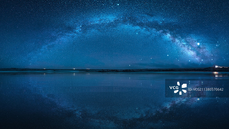 蓝色星空银河倒影图片素材
