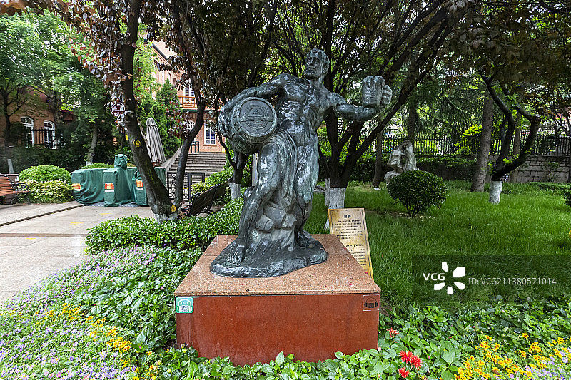 山东青岛啤酒博物馆：酒神（狄俄尼索斯）雕像图片素材