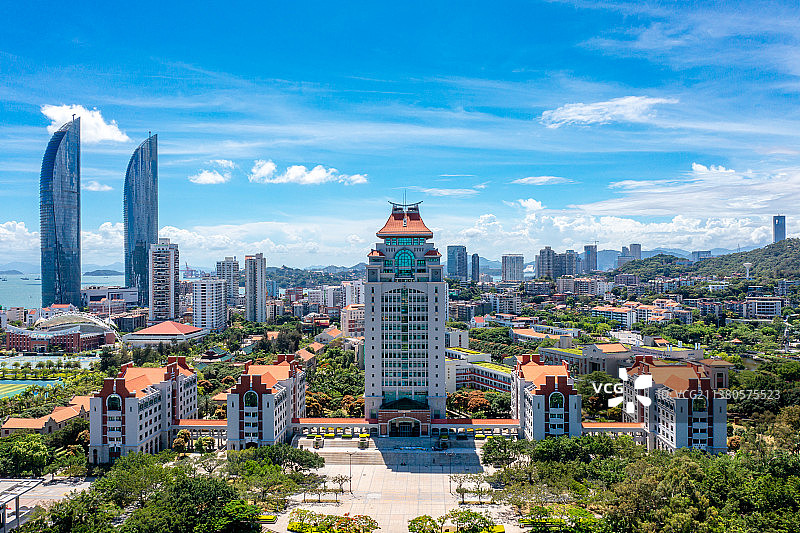 航拍厦门城市风光：厦门大学图片素材