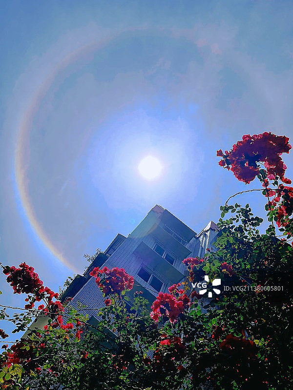 日晕，又叫圆虹，一种大气光学现象。图片素材