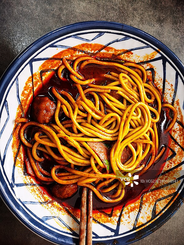 桌上盘子里的牛肉丸子面特写镜头图片素材