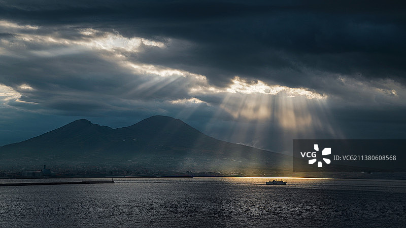 那不勒斯湾的一道晨光图片素材