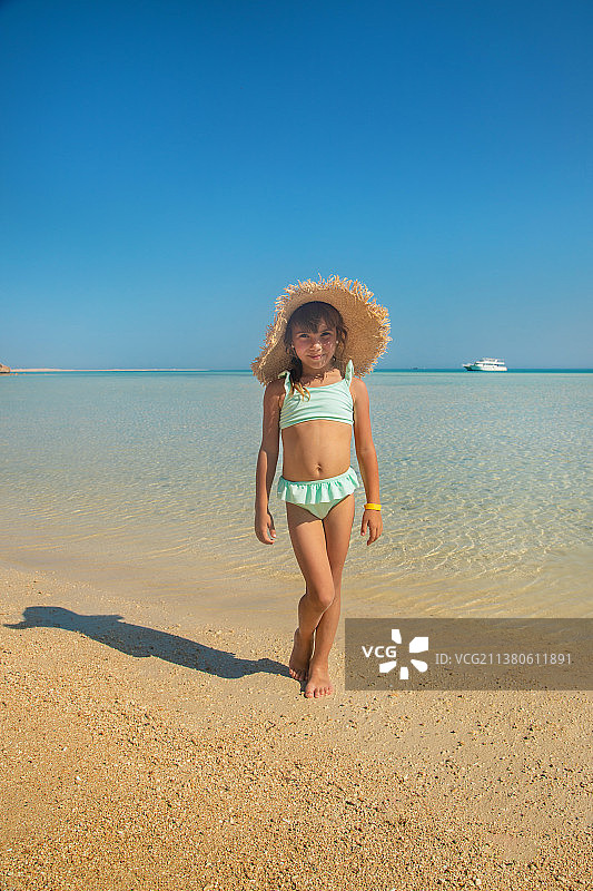 儿童在海滩边玩耍（选择性焦点）图片素材
