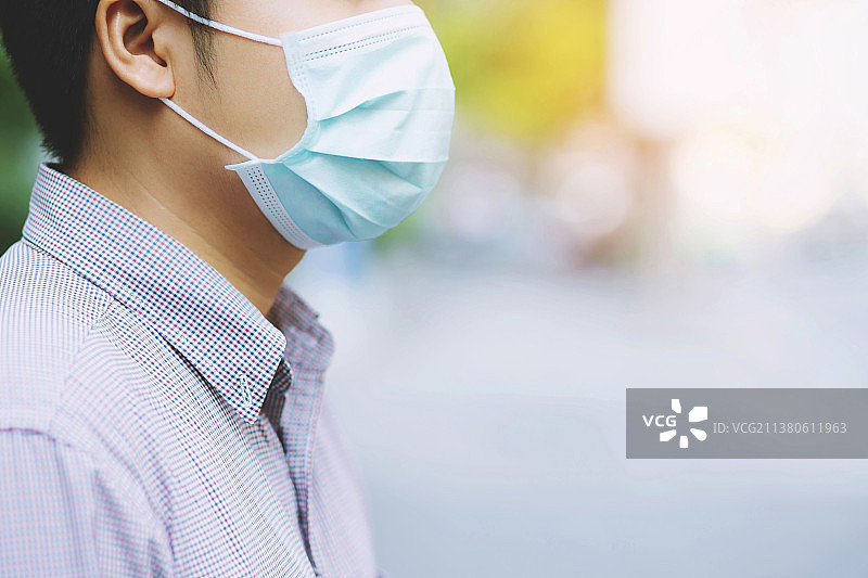 戴外科口罩的男人的身体中部图片素材