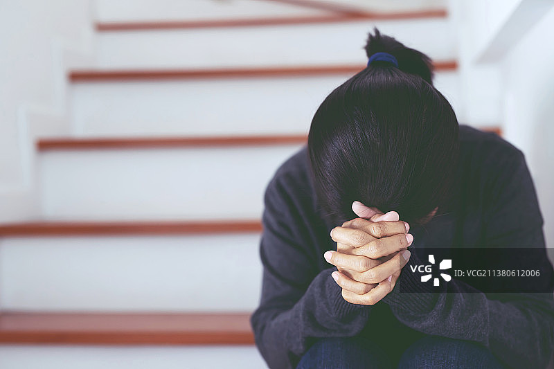 坐在台阶上祈祷的女人图片素材