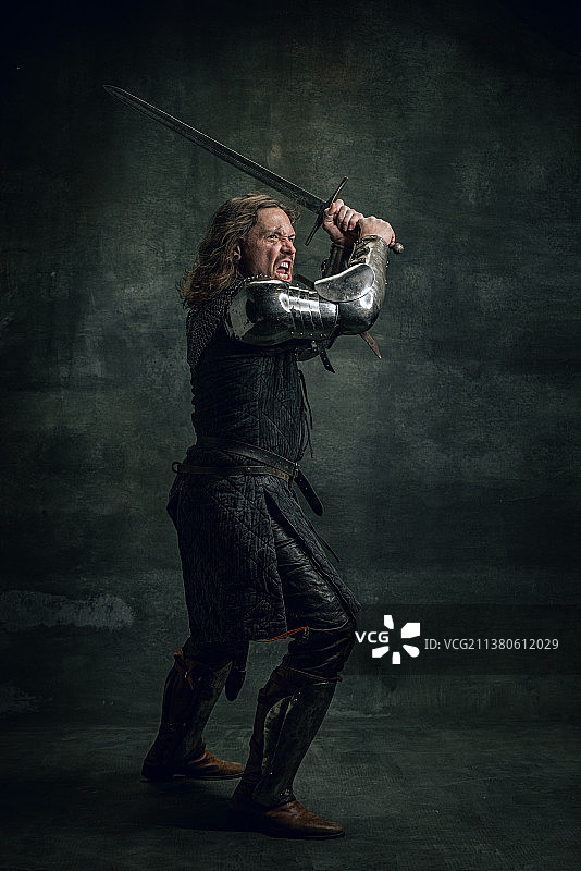 复古风格的严肃男人肖像，中世纪战士图片素材