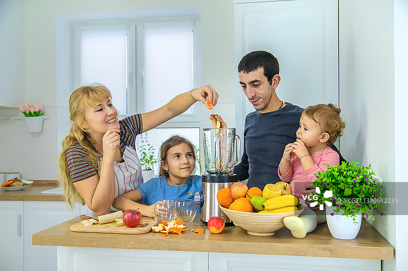 一家人在厨房里做冰沙图片素材