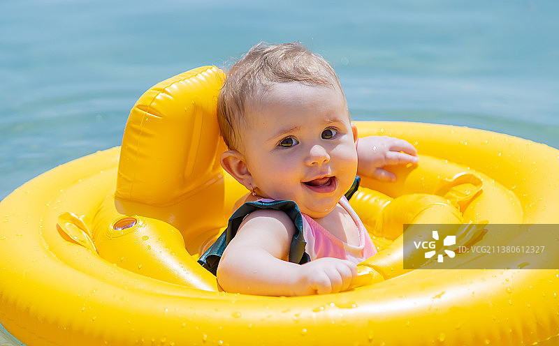 宝宝在海中游泳图片素材