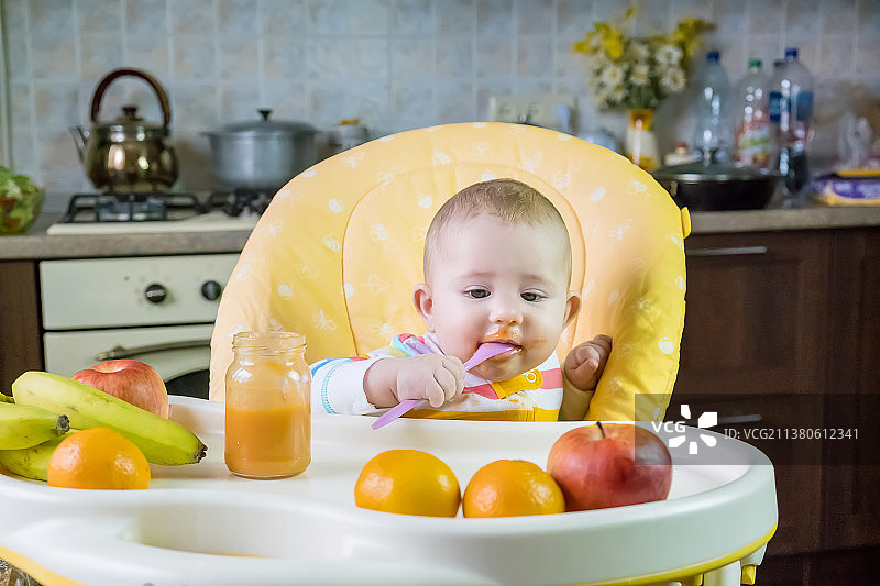 宝宝正在吃果泥（选择性聚焦）图片素材