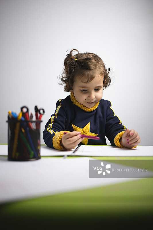 小女孩在书桌前画画图片素材