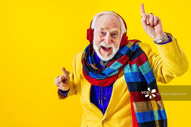 酷资深男子与时尚的服装肖像图片素材