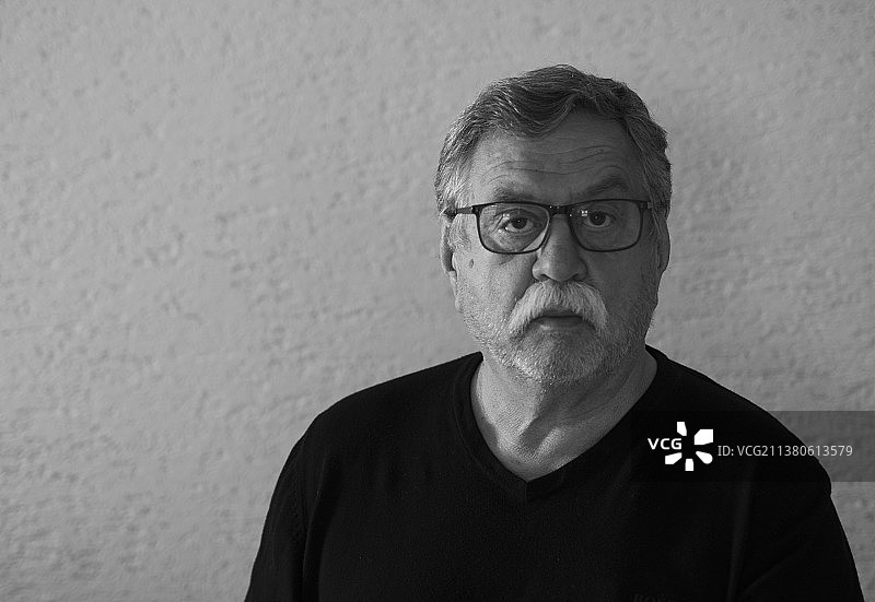 德国巴伐利亚州多瑙河畔菲尔斯霍芬的一位年长的白人男士肖像图片素材