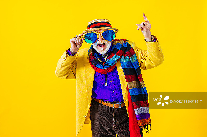 酷资深男子与时尚的服装肖像图片素材