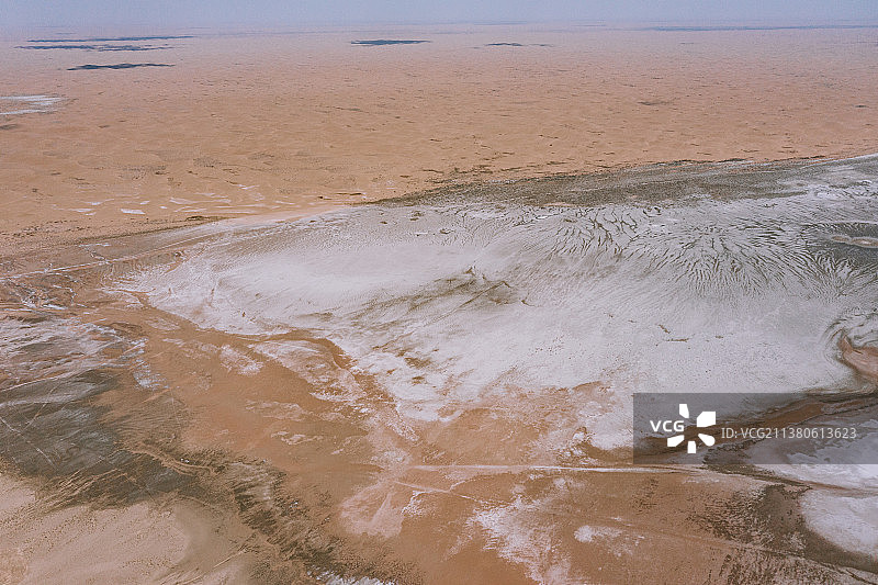 中国甘肃省武威市民勤县沙漠盐碱地地貌航拍图图片素材