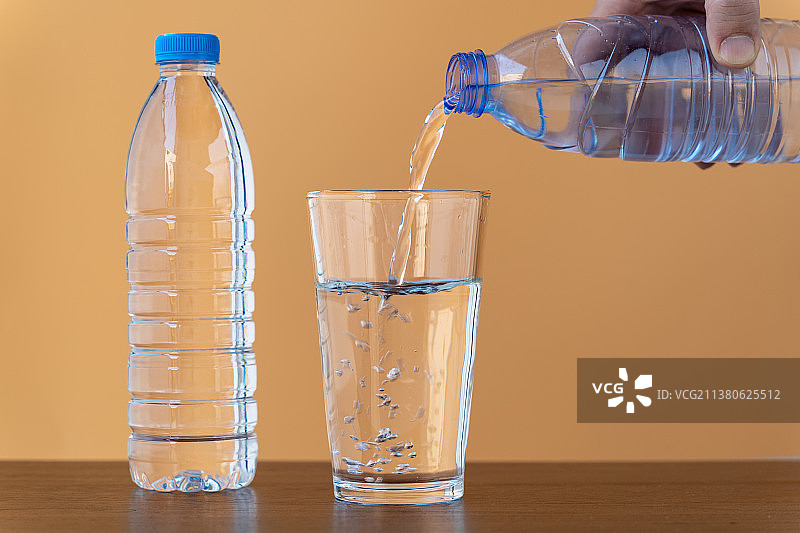 往放在桌面上的水杯倒水图片素材