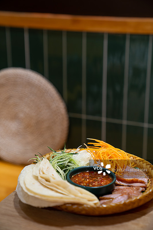 泰式猪颈肉拼盘图片素材