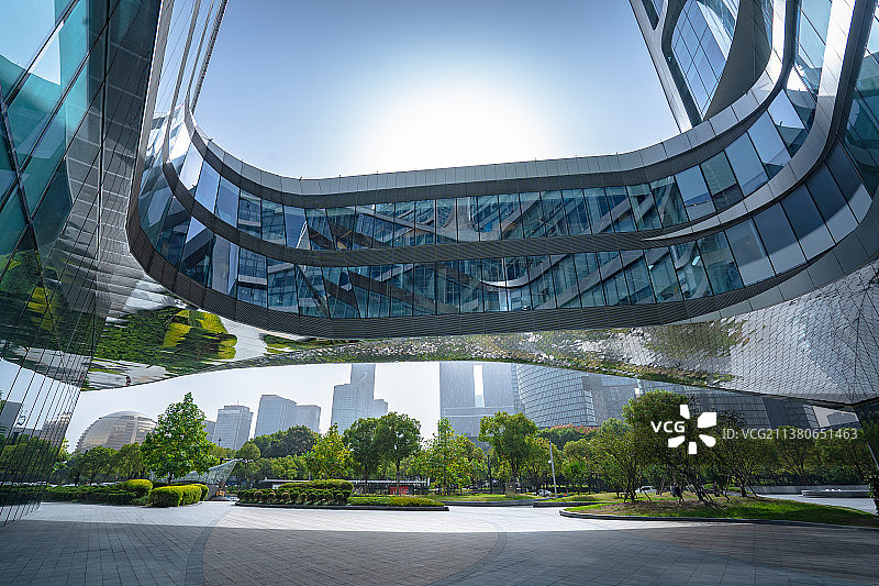 杭州新城一幢造型独特的玻璃外墙现代建筑图片素材
