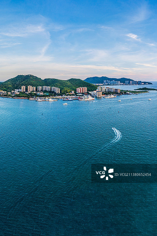 海南岛三亚市三亚湾半山半岛帆船港游艇码头图片素材