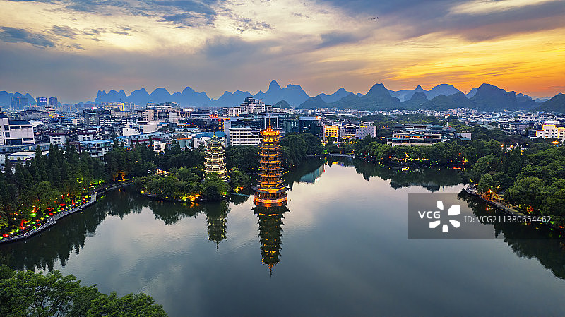 鸟瞰日月双塔图片素材