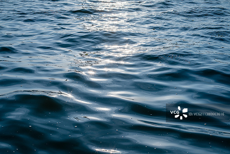 波涛汹涌的水面图片素材